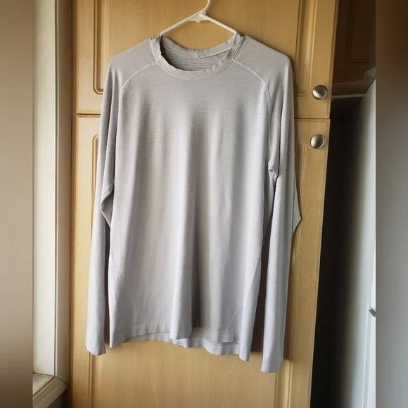 Lululemon Men's Gray Long Sleeve Training Shirt Medium - Picture 1 of 10